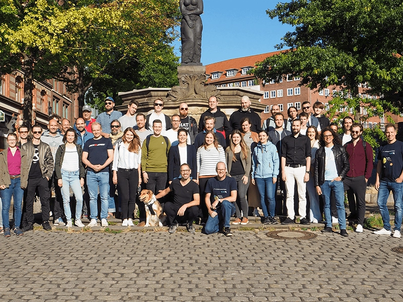 Das Bild zeigt alle Mitarbeiter:innen, die bei und für Formcentric arbeiten, und verdeutlicht das Thema Firmenkultur. 
